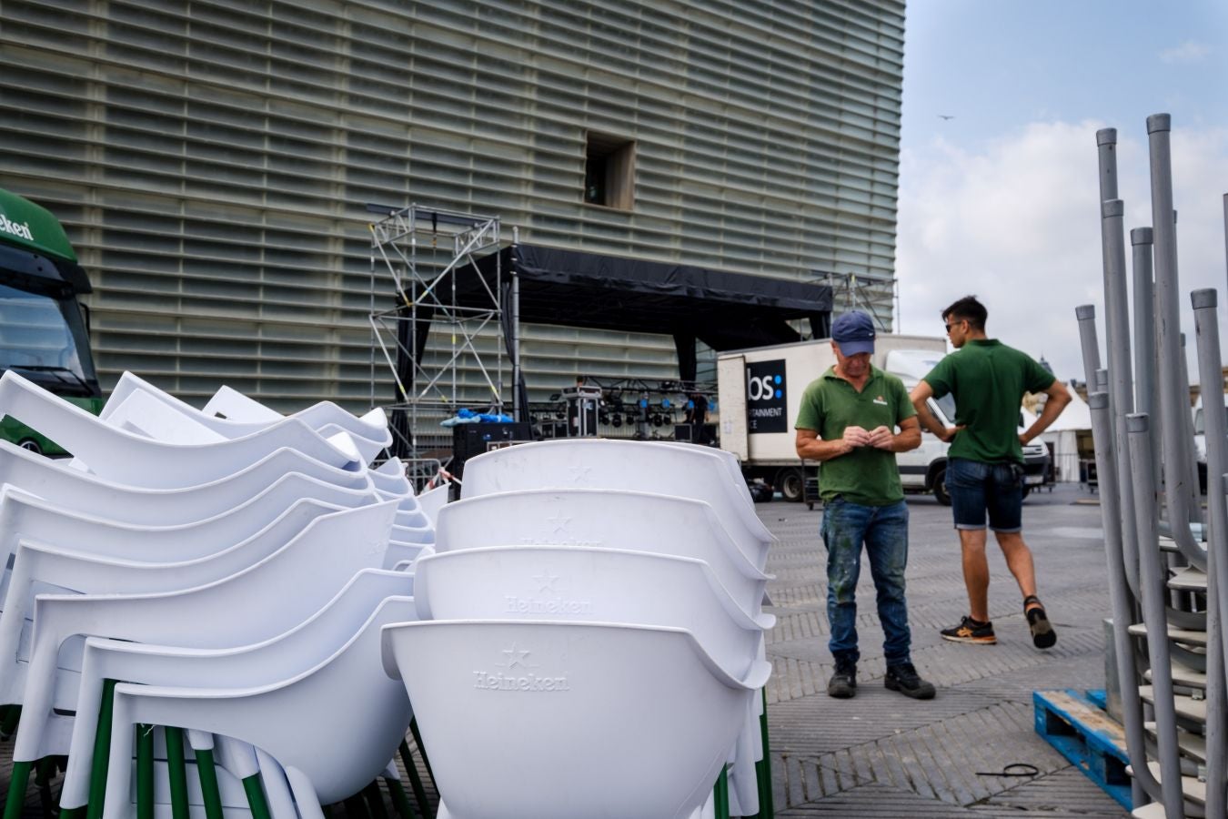 Ya están levantadas y casi preparadas todas las infraestructuras del Jazzaldia, y especialmente la del gran Escenario Verde de la playa de la Zurriola, donde mañana a las 21.00 horas actuará el maestro de la salsa Rubén Blades