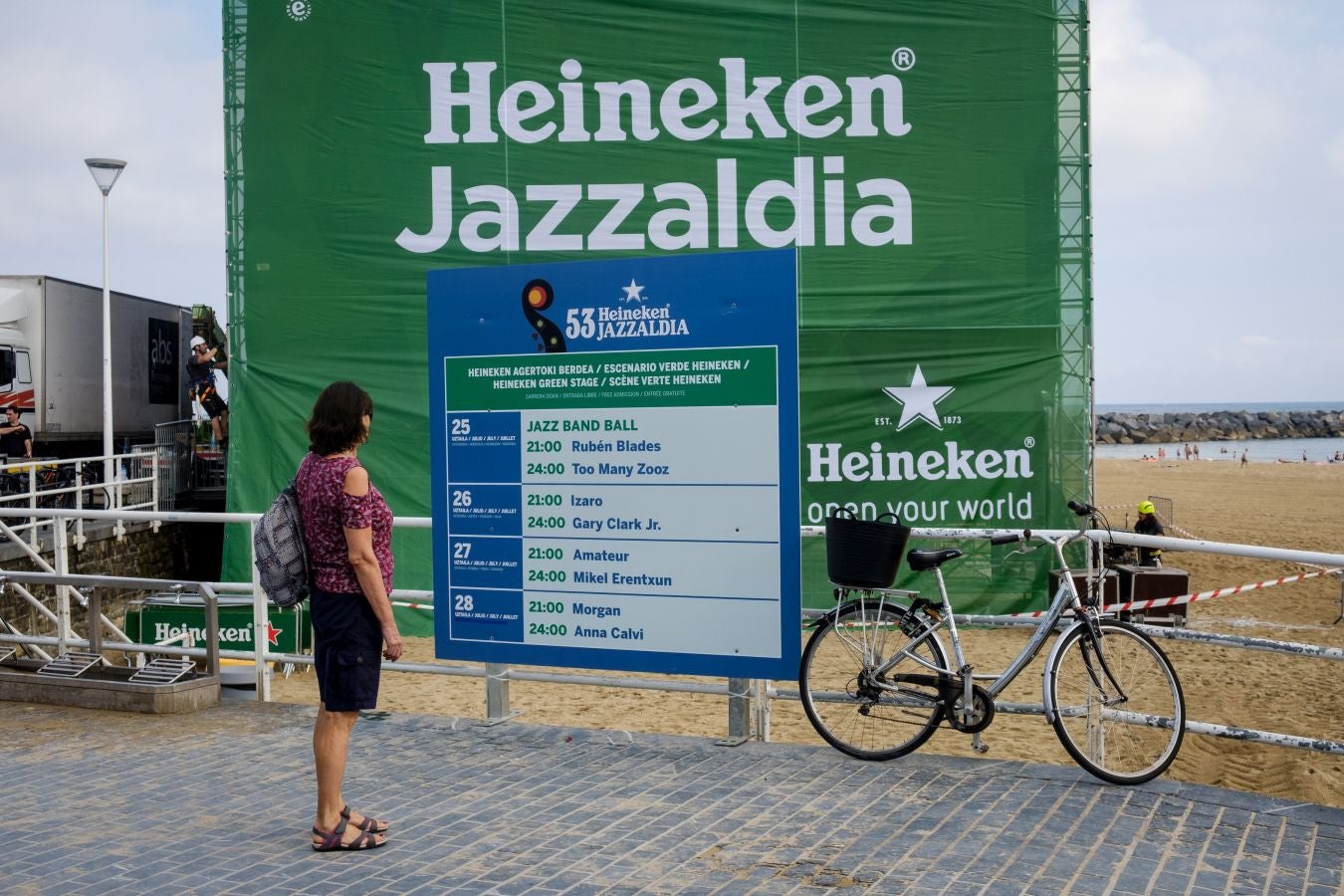 Ya están levantadas y casi preparadas todas las infraestructuras del Jazzaldia, y especialmente la del gran Escenario Verde de la playa de la Zurriola, donde mañana a las 21.00 horas actuará el maestro de la salsa Rubén Blades