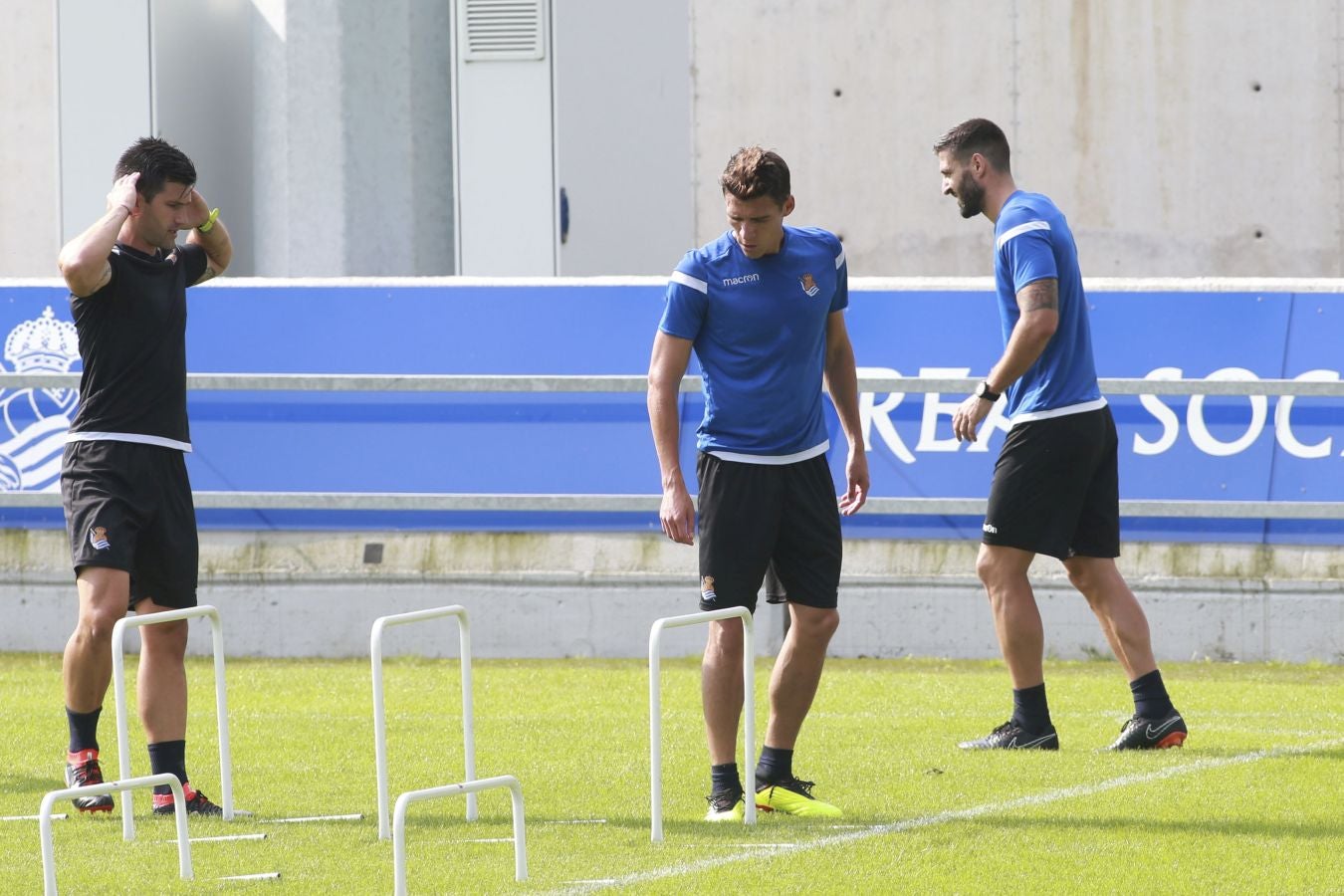 Mikel Merino y Imanol Agirretxe han iniciado el entrenamiento junto al resto del grupo, mientras que los centrales Raúl Navas y Héctor Moreno están en el José Luis Orbegozo haciendo carrera continua