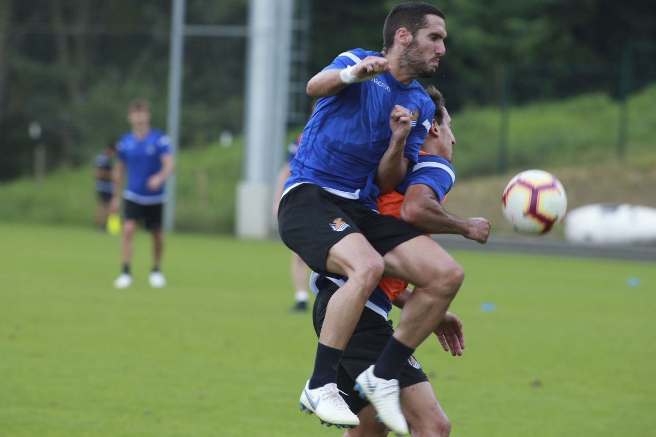 Mikel Merino y Imanol Agirretxe han iniciado el entrenamiento junto al resto del grupo, mientras que los centrales Raúl Navas y Héctor Moreno están en el José Luis Orbegozo haciendo carrera continua