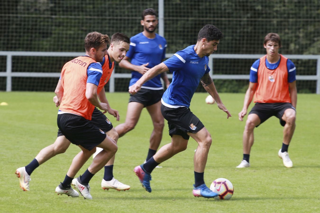 Mikel Merino y Imanol Agirretxe han iniciado el entrenamiento junto al resto del grupo, mientras que los centrales Raúl Navas y Héctor Moreno están en el José Luis Orbegozo haciendo carrera continua