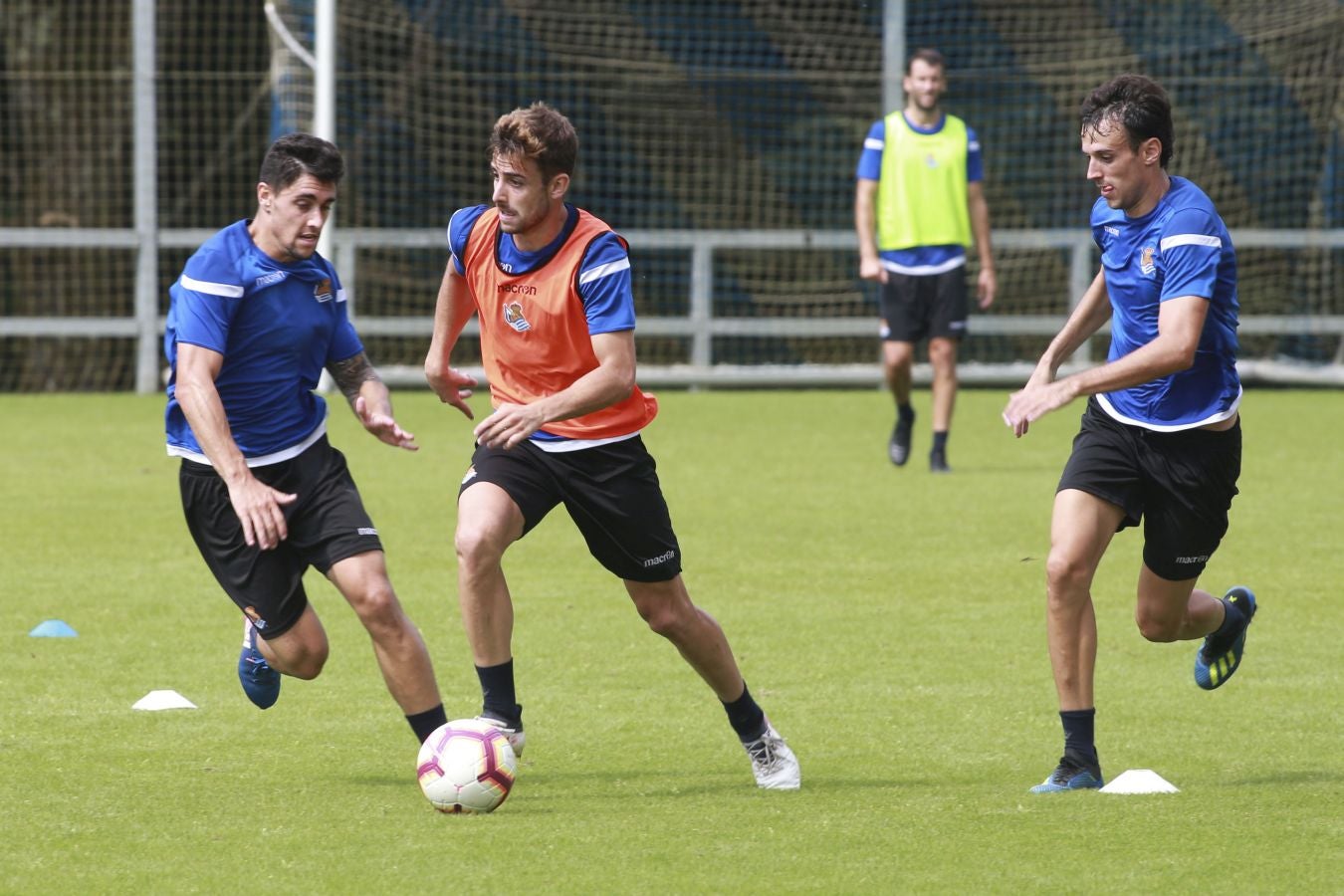 Mikel Merino y Imanol Agirretxe han iniciado el entrenamiento junto al resto del grupo, mientras que los centrales Raúl Navas y Héctor Moreno están en el José Luis Orbegozo haciendo carrera continua
