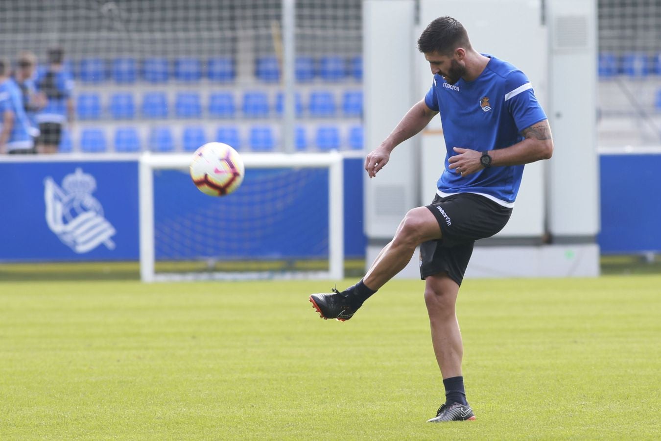 Mikel Merino y Imanol Agirretxe han iniciado el entrenamiento junto al resto del grupo, mientras que los centrales Raúl Navas y Héctor Moreno están en el José Luis Orbegozo haciendo carrera continua