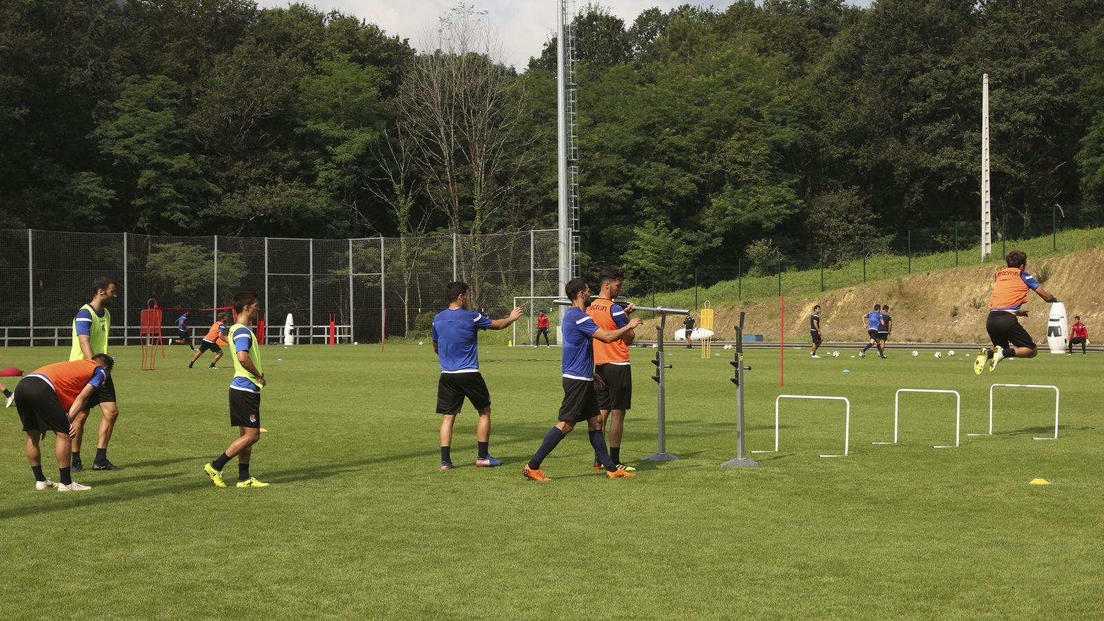 Mikel Merino y Imanol Agirretxe han iniciado el entrenamiento junto al resto del grupo, mientras que los centrales Raúl Navas y Héctor Moreno están en el José Luis Orbegozo haciendo carrera continua