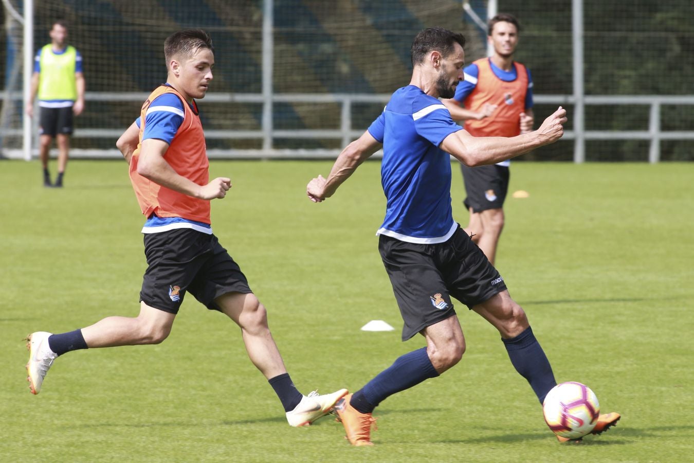 Mikel Merino y Imanol Agirretxe han iniciado el entrenamiento junto al resto del grupo, mientras que los centrales Raúl Navas y Héctor Moreno están en el José Luis Orbegozo haciendo carrera continua