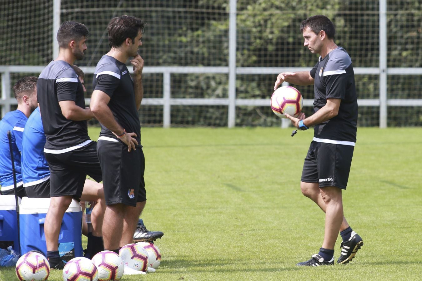 Mikel Merino y Imanol Agirretxe han iniciado el entrenamiento junto al resto del grupo, mientras que los centrales Raúl Navas y Héctor Moreno están en el José Luis Orbegozo haciendo carrera continua