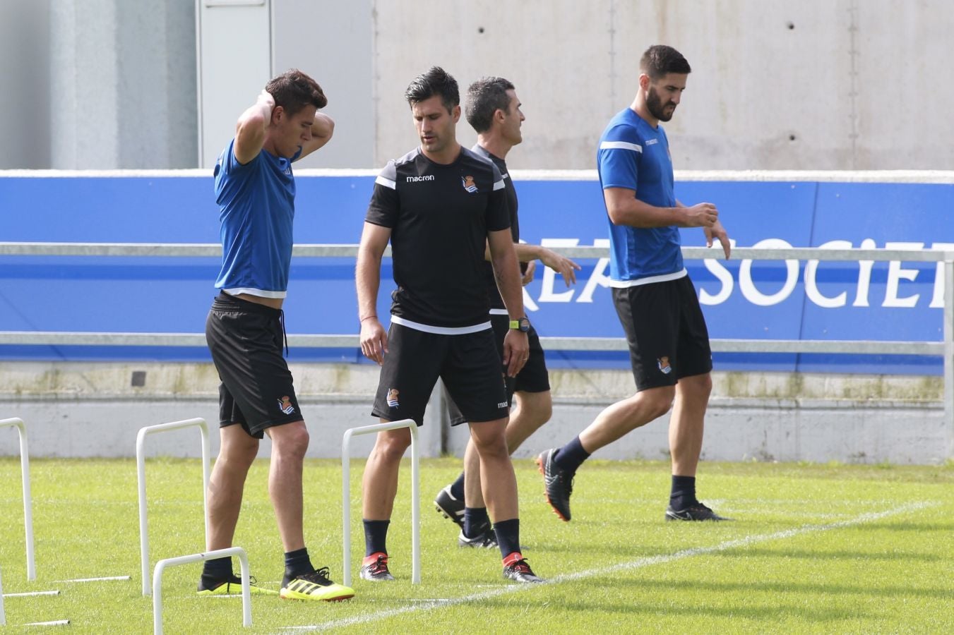 Mikel Merino y Imanol Agirretxe han iniciado el entrenamiento junto al resto del grupo, mientras que los centrales Raúl Navas y Héctor Moreno están en el José Luis Orbegozo haciendo carrera continua