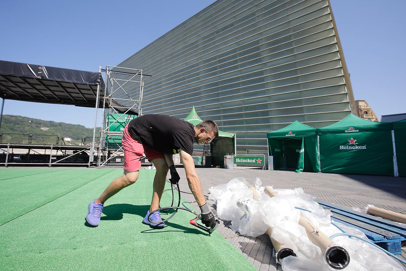 Ya están levantadas y casi preparadas todas las infraestructuras del Jazzaldia, y especialmente la del gran Escenario Verde de la playa de la Zurriola, donde mañana a las 21.00 horas actuará el maestro de la salsa Rubén Blades