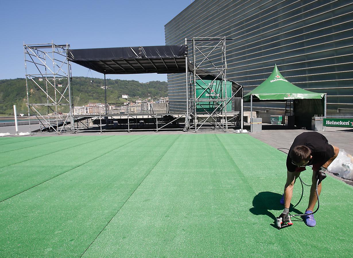 Ya están levantadas y casi preparadas todas las infraestructuras del Jazzaldia, y especialmente la del gran Escenario Verde de la playa de la Zurriola, donde mañana a las 21.00 horas actuará el maestro de la salsa Rubén Blades