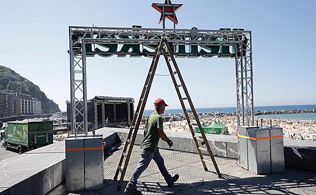 Las principales estructuras del Jazzaldia ya están colocadas, con el gran Escenario Verde al fondo, sobre la arena de La Zurriola. 