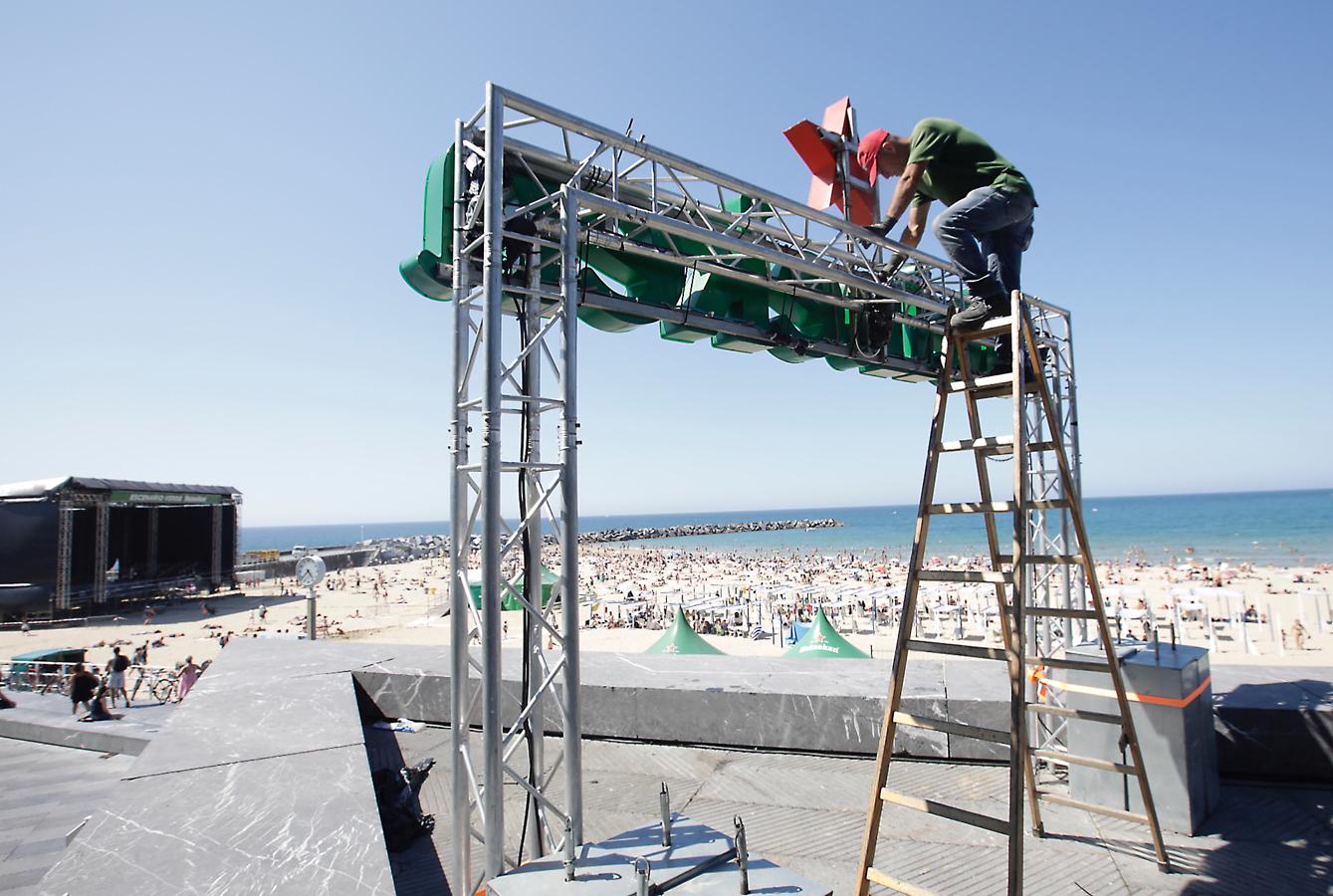 Ya están levantadas y casi preparadas todas las infraestructuras del Jazzaldia, y especialmente la del gran Escenario Verde de la playa de la Zurriola, donde mañana a las 21.00 horas actuará el maestro de la salsa Rubén Blades