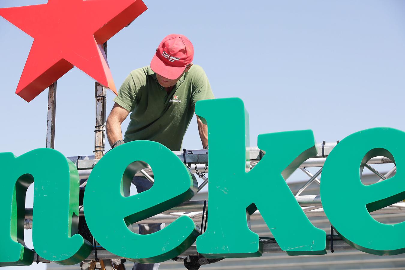 Ya están levantadas y casi preparadas todas las infraestructuras del Jazzaldia, y especialmente la del gran Escenario Verde de la playa de la Zurriola, donde mañana a las 21.00 horas actuará el maestro de la salsa Rubén Blades