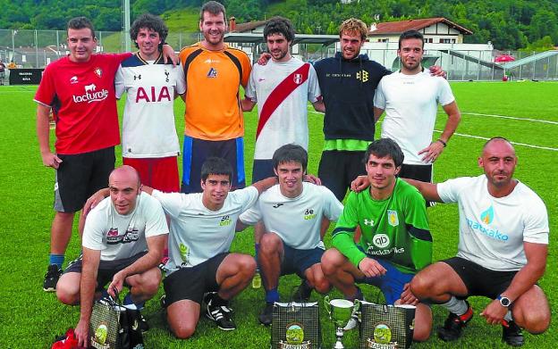 Los equipos participantes con los trofeos y obsequios conseguidos y el equipo campeón de la segunda edición. 