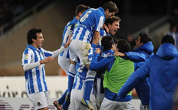 Los jugadores de la Real celebran el tanto de Agirretxe, que sirvió para derrotar in extremis al Barcelona en la víspera del día de San Sebastián en 2013.