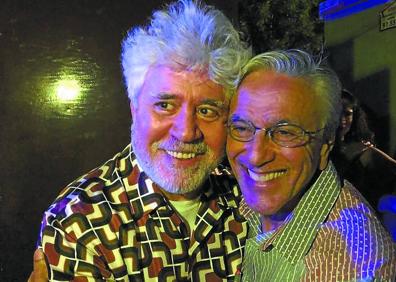 Imagen secundaria 1 - En la imagen superior, Sobral y Veloso en mayo, en Lisboa, en el festival de Eurovisión. Ese encuentro no se repetirá en Donostia por poco. ¿O quizás sí? Debajo, Caetano Veloso abraza a su amigo Pedro Almodóvar tras el concierto del brasileño en Madrid el lunes. Veloso llega hoy a Donostia. A la derecha, Rubén Blades recibió a Kiko Veneno en su camerino antes del concierto de Santander. El panameño ya está en San Sebastián. 