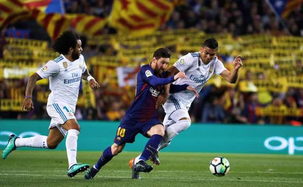 Messi trata de escaparse de Marcelo y Casemiro durante el último clásico. 