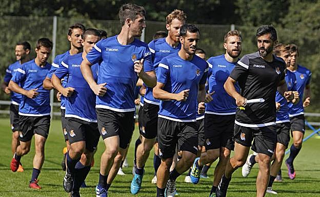 Los jugadores de la Real se ejercitan en Zubieta.