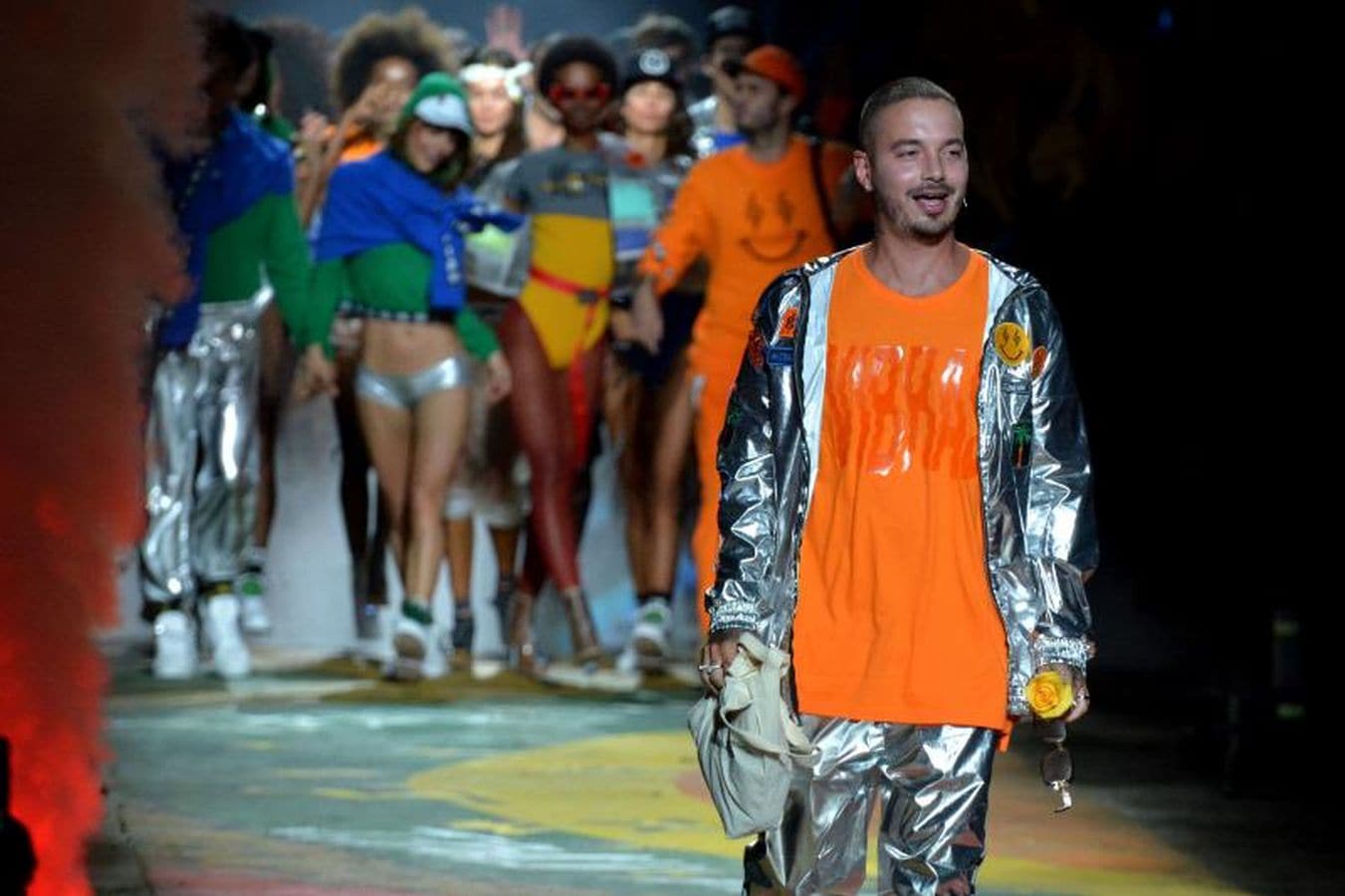 En la 29 edición de Colombiamoda, modelos lucen diseños del reguetonero J Balvin para la marca GEF. El cantante ha querido trasladar las buenas «vibras» de su música a la pasarela.