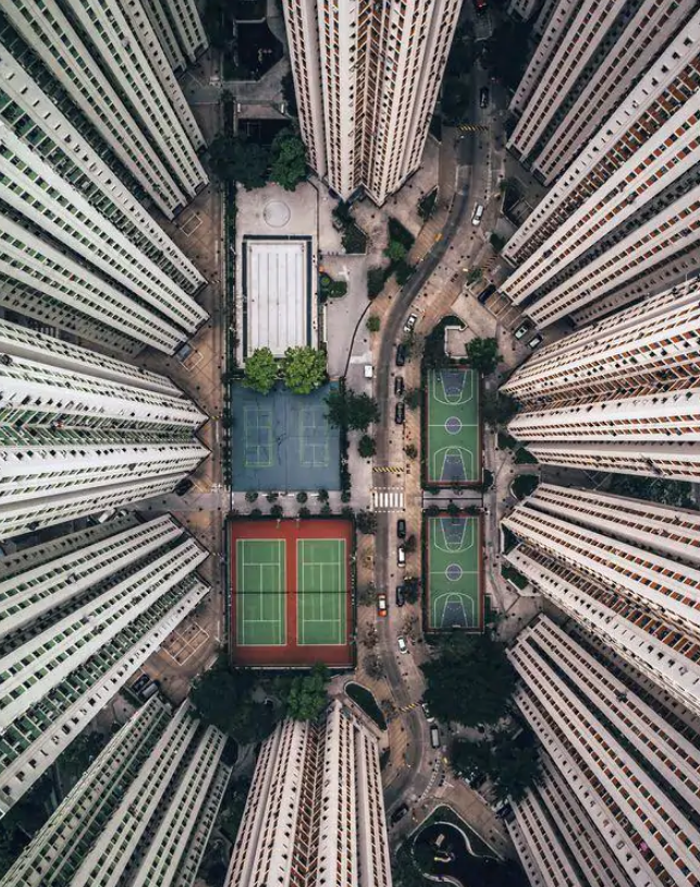 Gary Cummins viaja sin compañía. Esta vez el destino era Hong-Kong, una megalópolis atestada de humanos que viven apilados. "Quería reflejar su modo de vida". Trepó a lo alto de una urbanización de rascacielos y se asomó al vacío. "Lo raro fue, con tanta gente como hay allí, poder mostrar una serie de servicios vacíos". El resultado es tan plástico como vertiginoso. 'Solo en la multitud' se ha llevado una Mención especial.