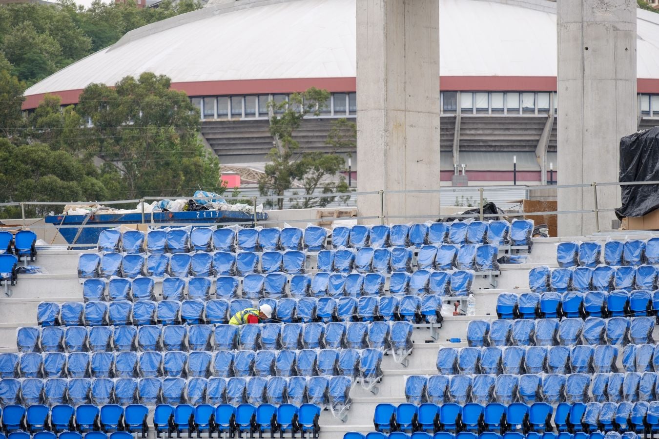Las obras de Anoeta no se detienen. Este martes se han colocado los nuevos asientos.