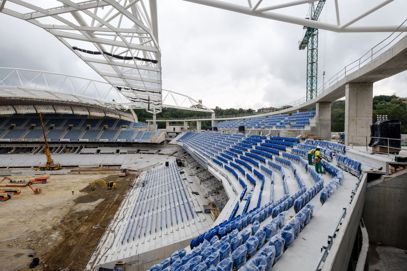 Las obras de Anoeta no se detienen. Este martes se han colocado los nuevos asientos.