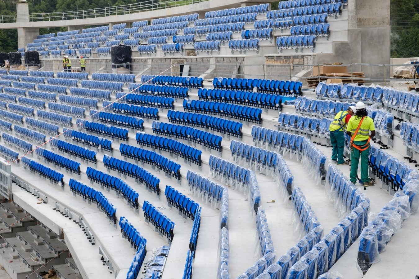 Las obras de Anoeta no se detienen. Este martes se han colocado los nuevos asientos.