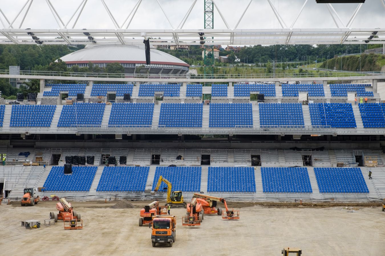 Las obras de Anoeta no se detienen. Este martes se han colocado los nuevos asientos.