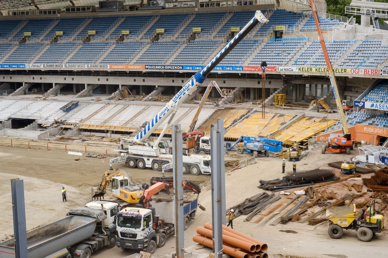 Las obras de Anoeta no se detienen. Este martes se han colocado los nuevos asientos.
