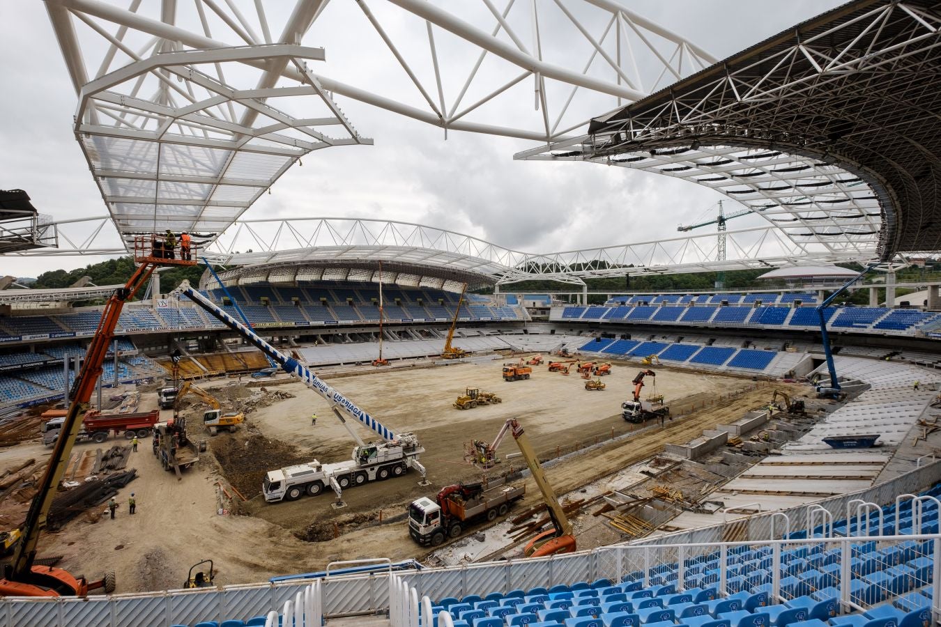 Las obras de Anoeta no se detienen. Este martes se han colocado los nuevos asientos.