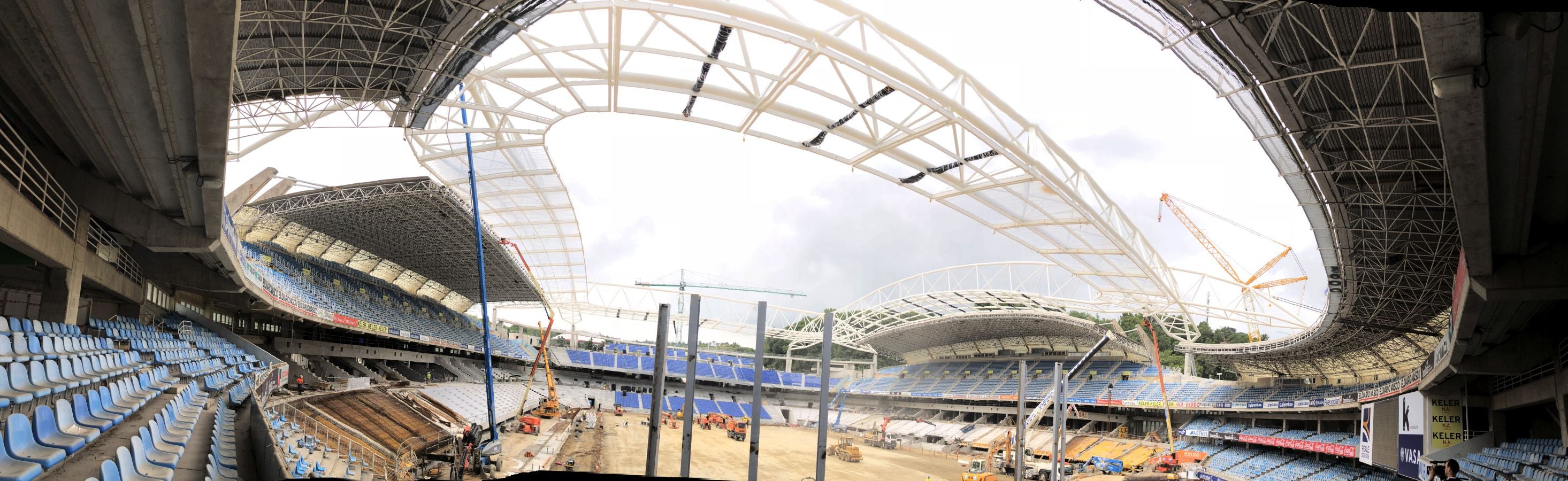 Las obras de Anoeta no se detienen. Este martes se han colocado los nuevos asientos.