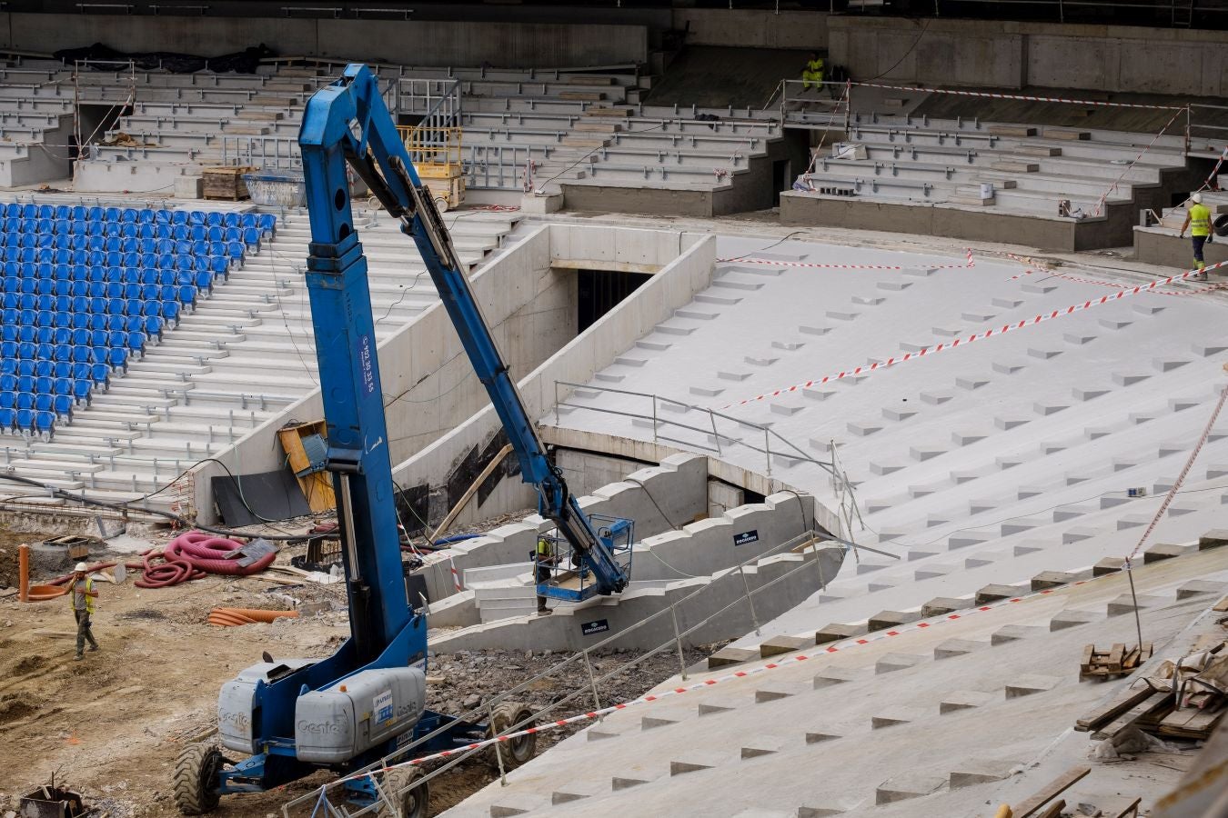 Las obras de Anoeta no se detienen. Este martes se han colocado los nuevos asientos.