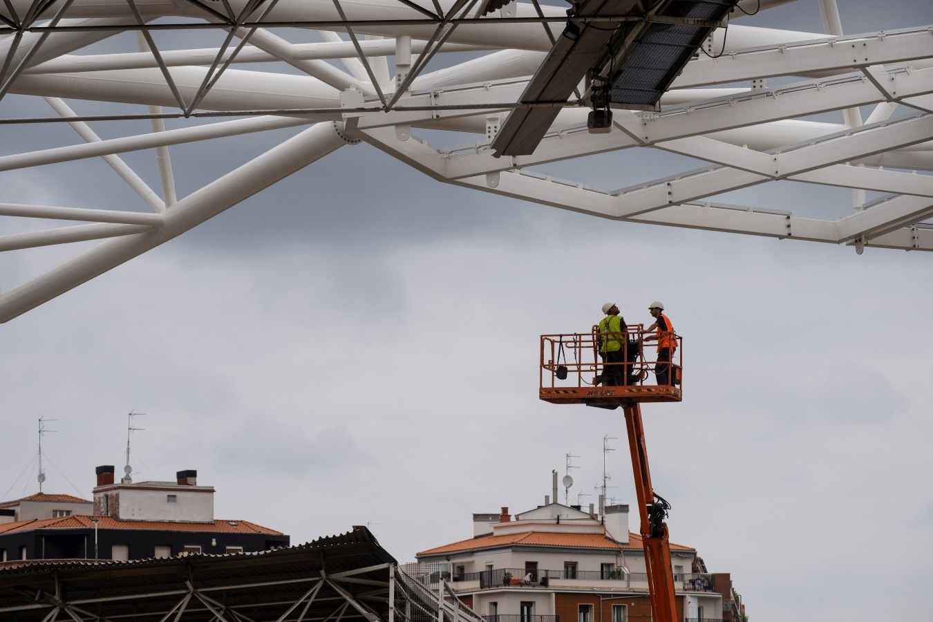 Las obras de Anoeta no se detienen. Este martes se han colocado los nuevos asientos.