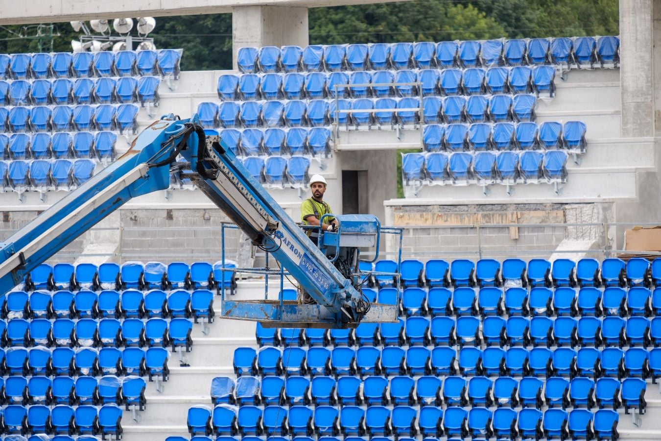 Las obras de Anoeta no se detienen. Este martes se han colocado los nuevos asientos.