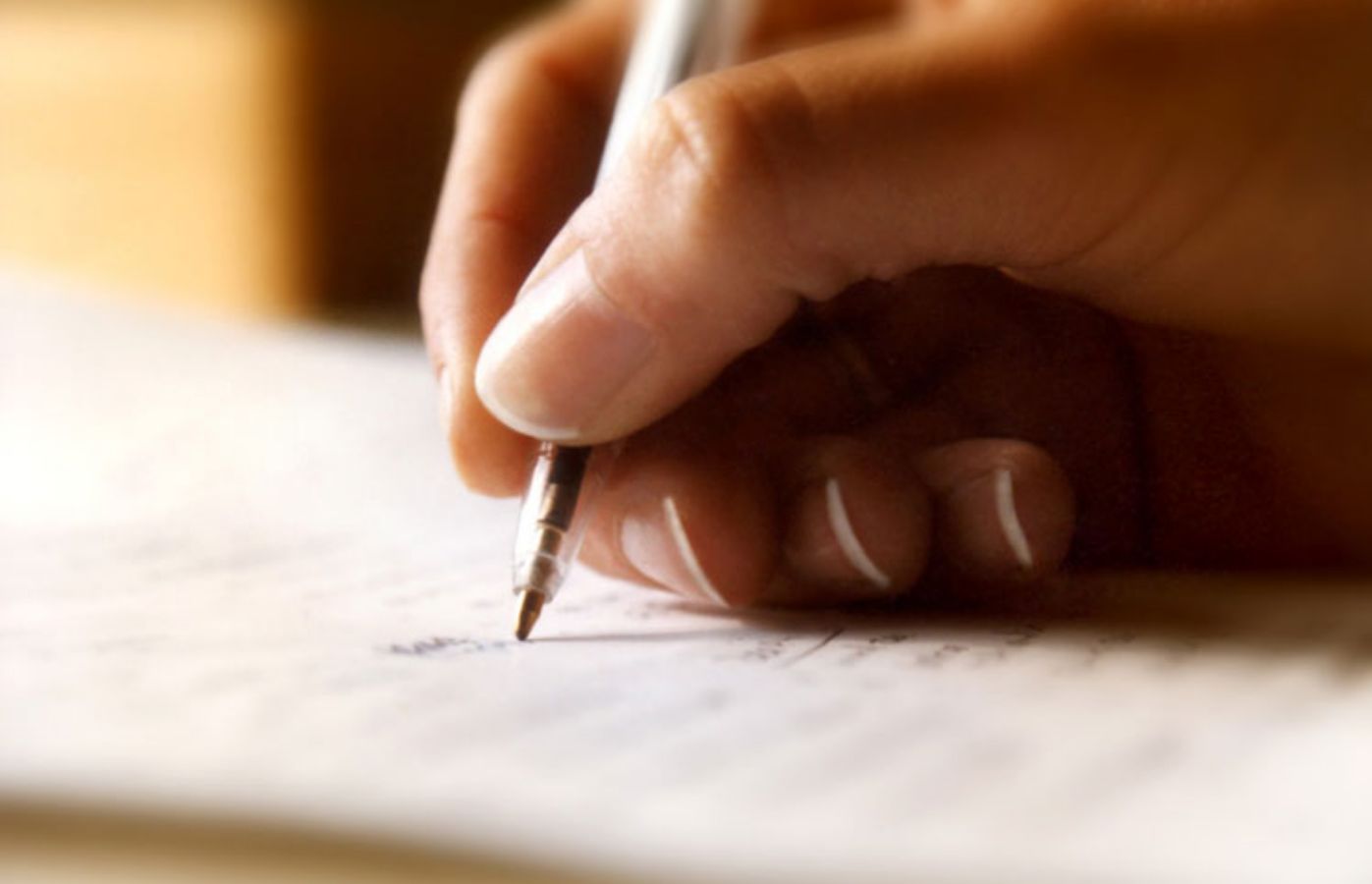 Escribir o recibir una carta. Ahora solo llegan en forma de factura o como mucho la típica felicitación de navidad que poca gente envía.