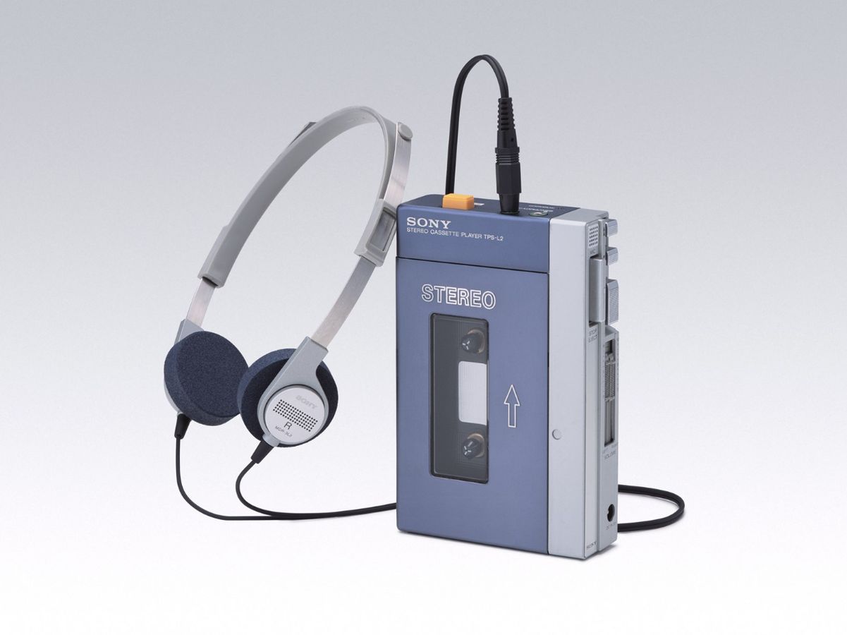 Walkman. Sony vendió millones de unidades, aunque cuando apareció, en 1979, pocos podían permitirse (comprarse) uno debido a su elevado precio. El walkman permitía obtener calidad de sonido, a través de auriculares estéreos, similar a la de un equipo casero, sin ser tan voluminoso. El walkman es todo un símbolo de los años 80. En 2010 Sony dejó de fabricar el Walkman, después de 25 años en el mercado.