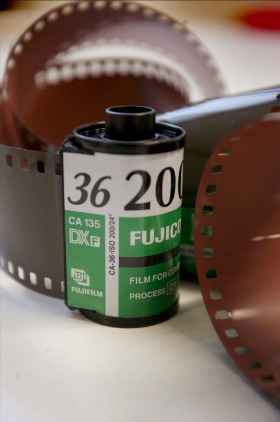 El carrete de fotos. Antes de la era digital, las fotografías que sacábamos con las cámaras analógicas sólo podían verse después de revelar el carrete de fotos.