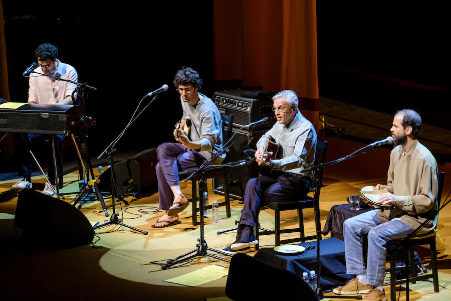 Ofertório, un título ceremonial para el espectáculo familiar con el que Caetano Veloso y sus tres hijos, Moreno, Zeca y Tom Veloso, inauguraron el ciclo de conciertos del Kursaal