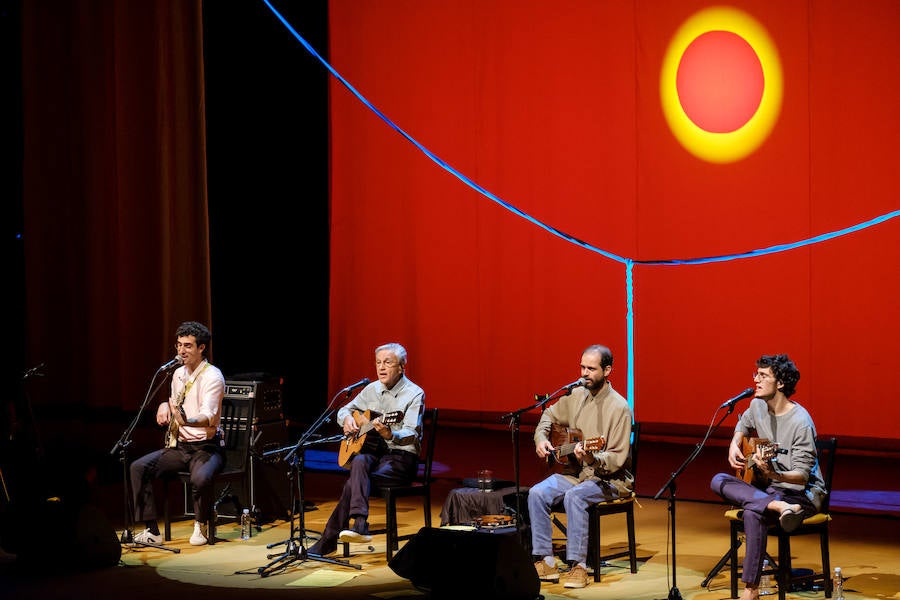 Ofertório, un título ceremonial para el espectáculo familiar con el que Caetano Veloso y sus tres hijos, Moreno, Zeca y Tom Veloso, inauguraron el ciclo de conciertos del Kursaal