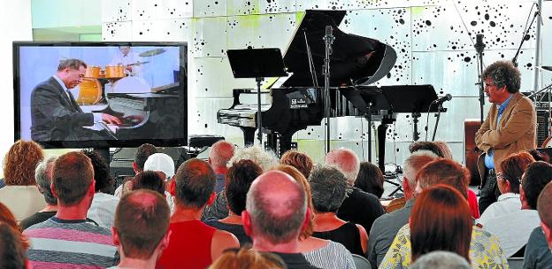 Patri Goialde, en un momento de la charla sobre Duke Ellington en San Telmo, donde pinchó algunos temas del músico y se proyectó un breve vídeo.