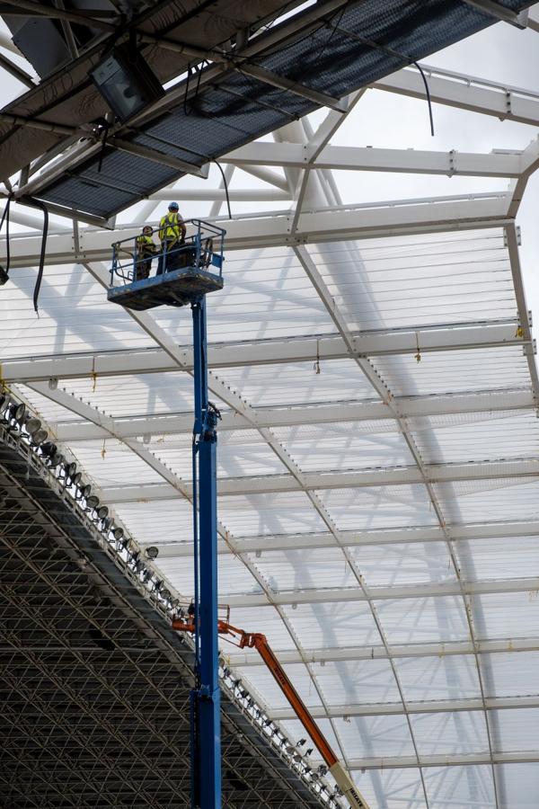 Las obras de Anoeta no se detienen. Este martes se han colocado los nuevos asientos.