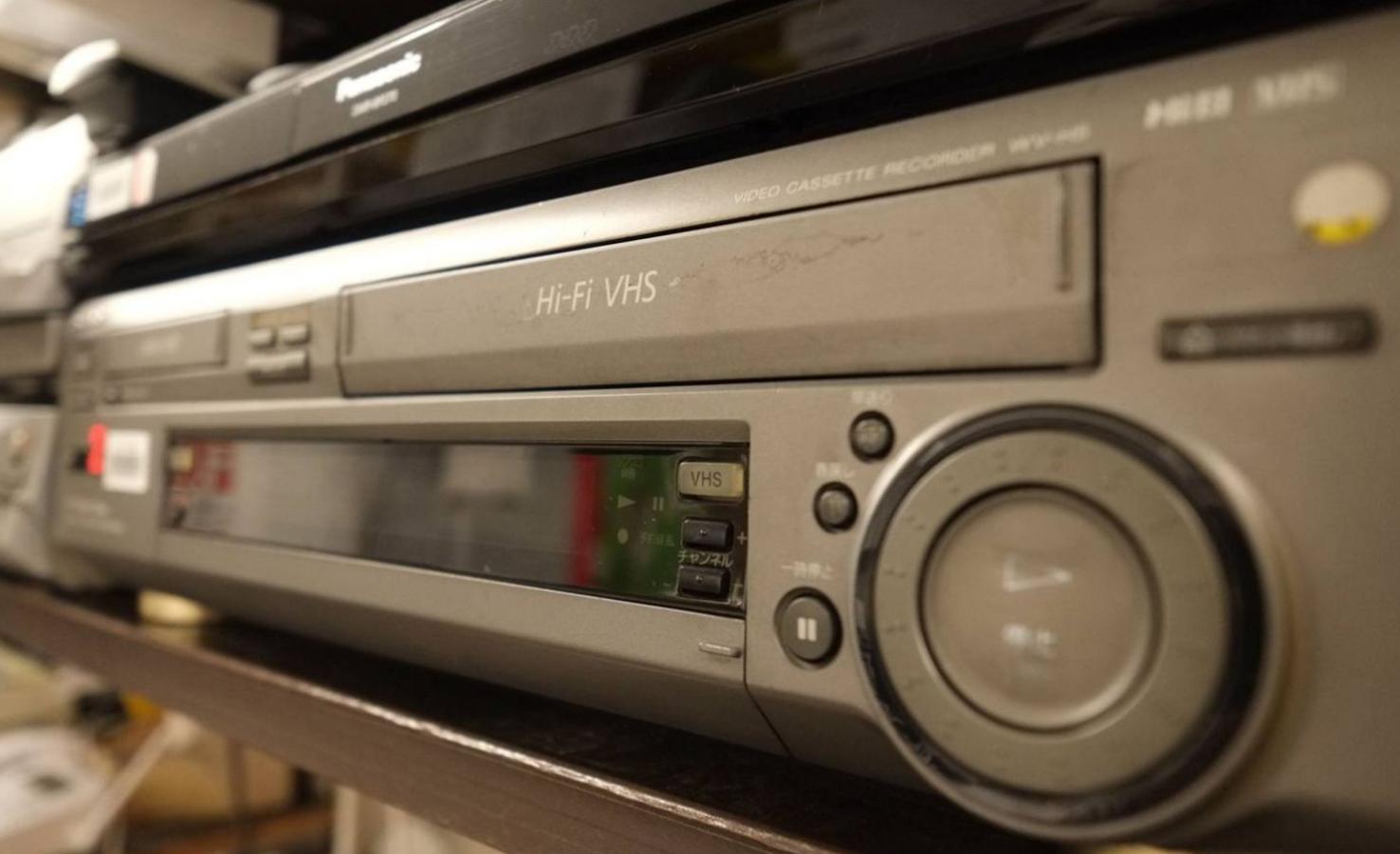 VHS fue el sistema de grabación y reproducción de vídeo más utilizado y popular desde su aparición en 1976 hasta su progresiva sustitución por el DVD, desde el 2002.