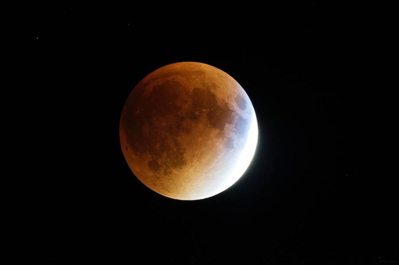 La luna atravesará la sombra que proyecta la Tierra y ya que la luz solar le llegará más débil y se refractará en la atmósfera, el satélite cogerá un tono rojo-anaranjado