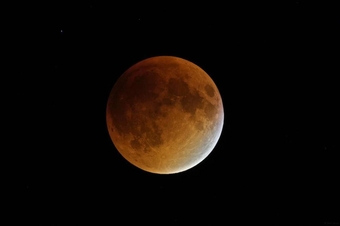 La luna atravesará la sombra que proyecta la Tierra y ya que la luz solar le llegará más débil y se refractará en la atmósfera, el satélite cogerá un tono rojo-anaranjado