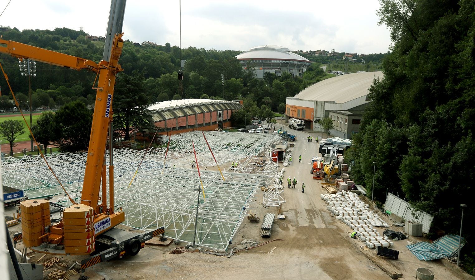 Anoeta sigue adelante con su transformación y este viernes se ha comenzado con la construción de la estructura que soportará la cubierta de la Tribuna Sur 