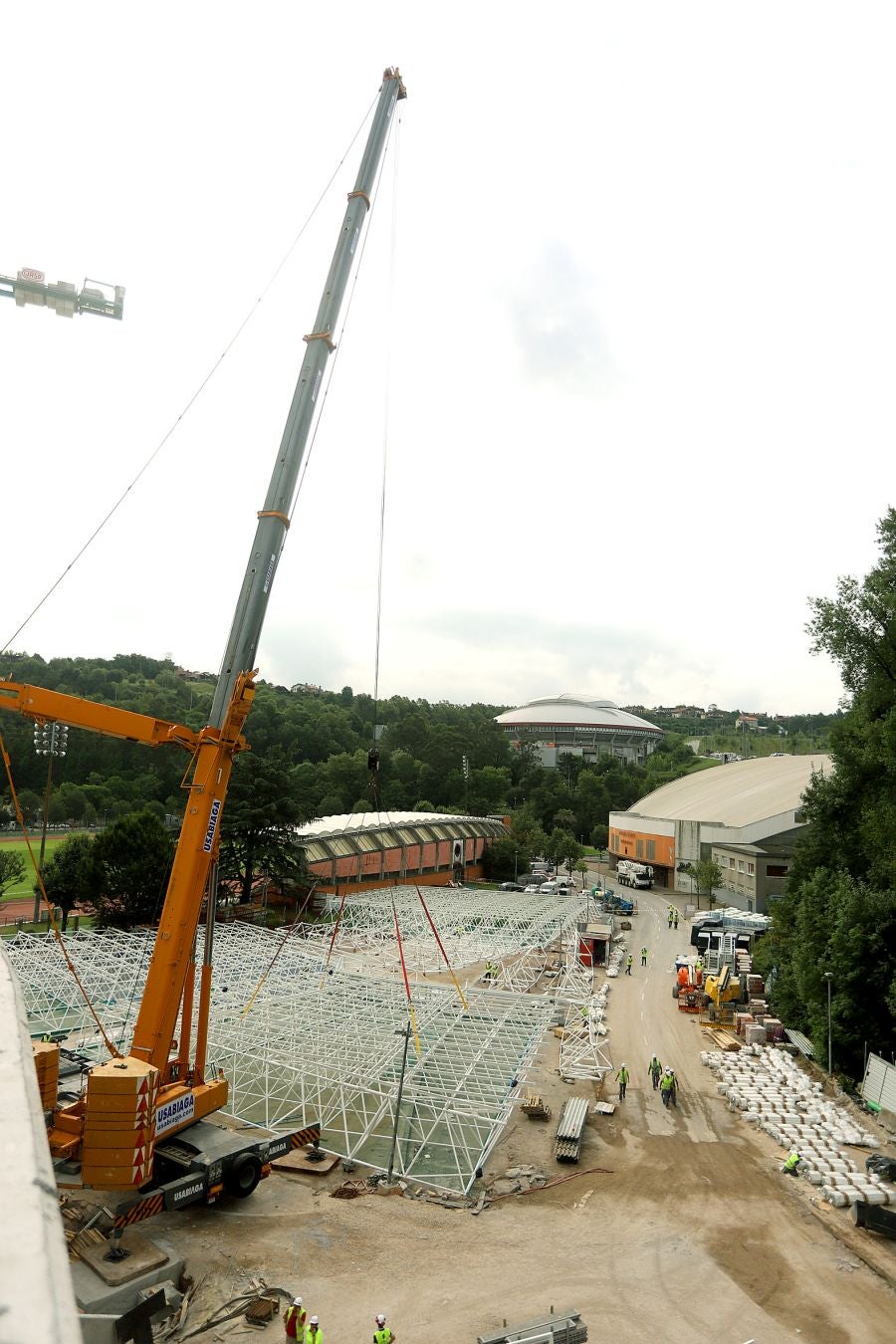 Anoeta sigue adelante con su transformación y este viernes se ha comenzado con la construción de la estructura que soportará la cubierta de la Tribuna Sur 