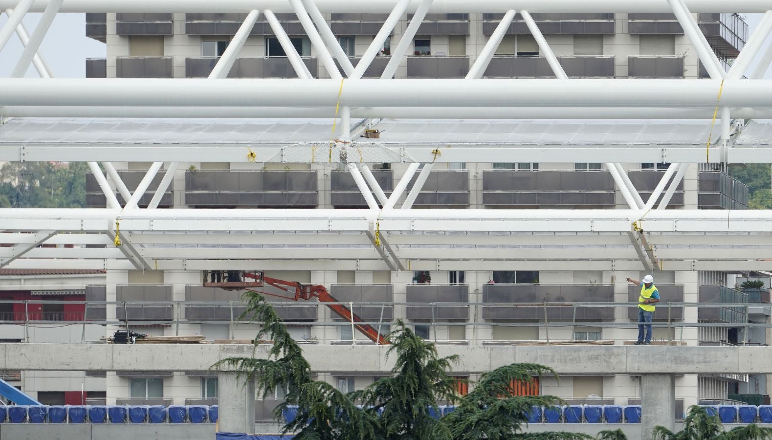 Anoeta sigue adelante con su transformación y este viernes se ha comenzado con la construción de la estructura que soportará la cubierta de la Tribuna Sur 