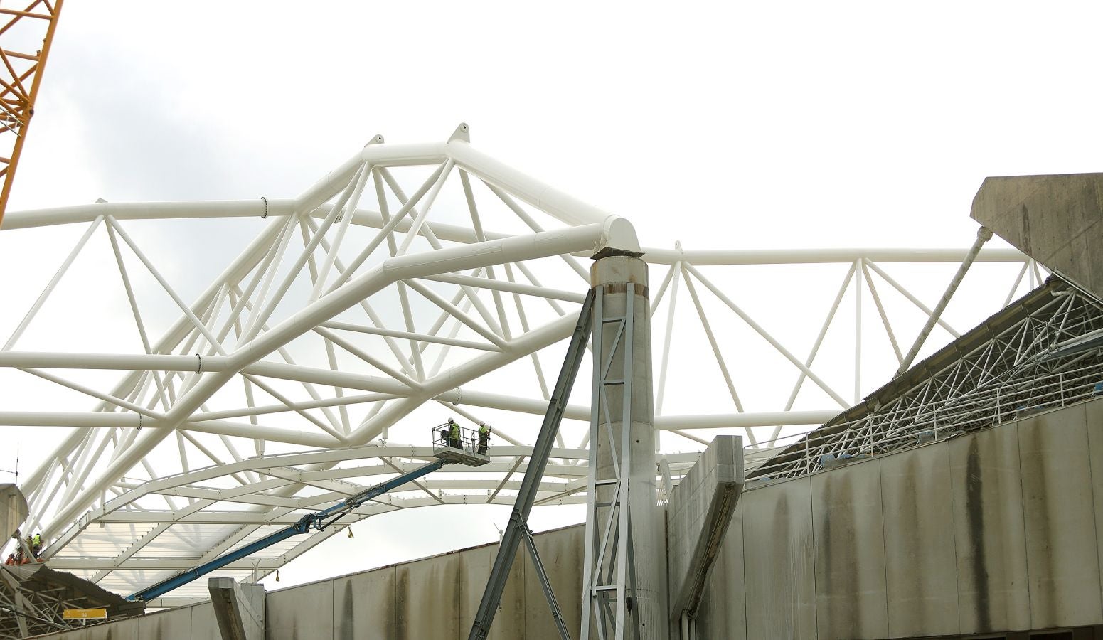 Anoeta sigue adelante con su transformación y este viernes se ha comenzado con la construción de la estructura que soportará la cubierta de la Tribuna Sur 