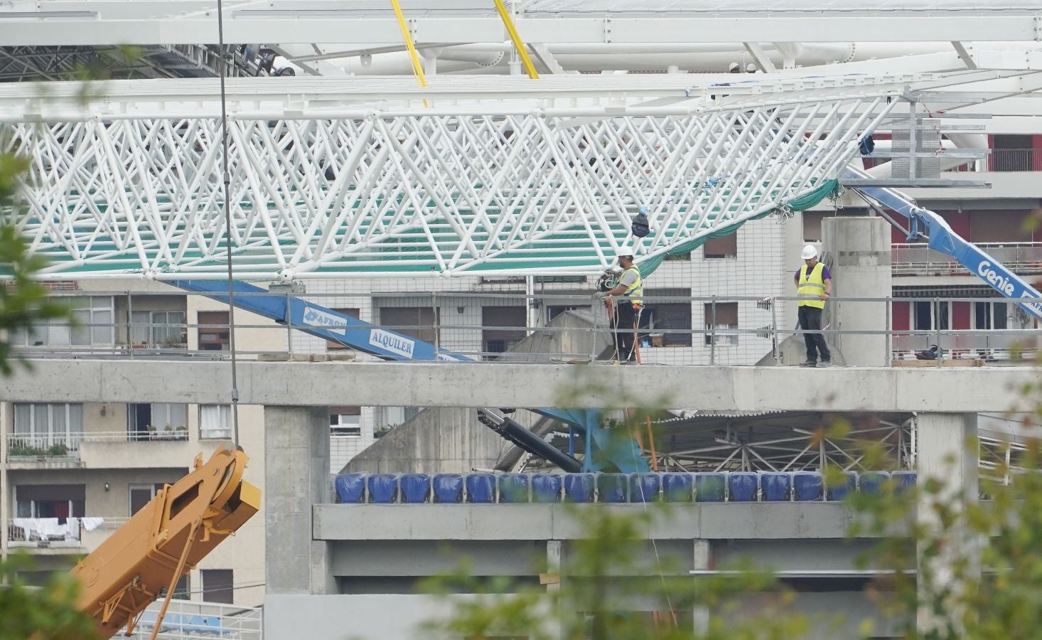Anoeta sigue adelante con su transformación y este viernes se ha comenzado con la construción de la estructura que soportará la cubierta de la Tribuna Sur 