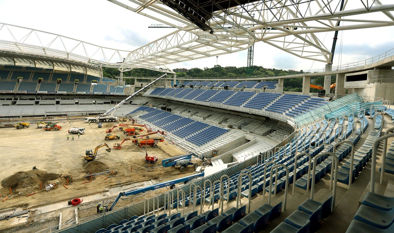 Anoeta sigue adelante con su transformación y este viernes se ha comenzado con la construción de la estructura que soportará la cubierta de la Tribuna Sur 