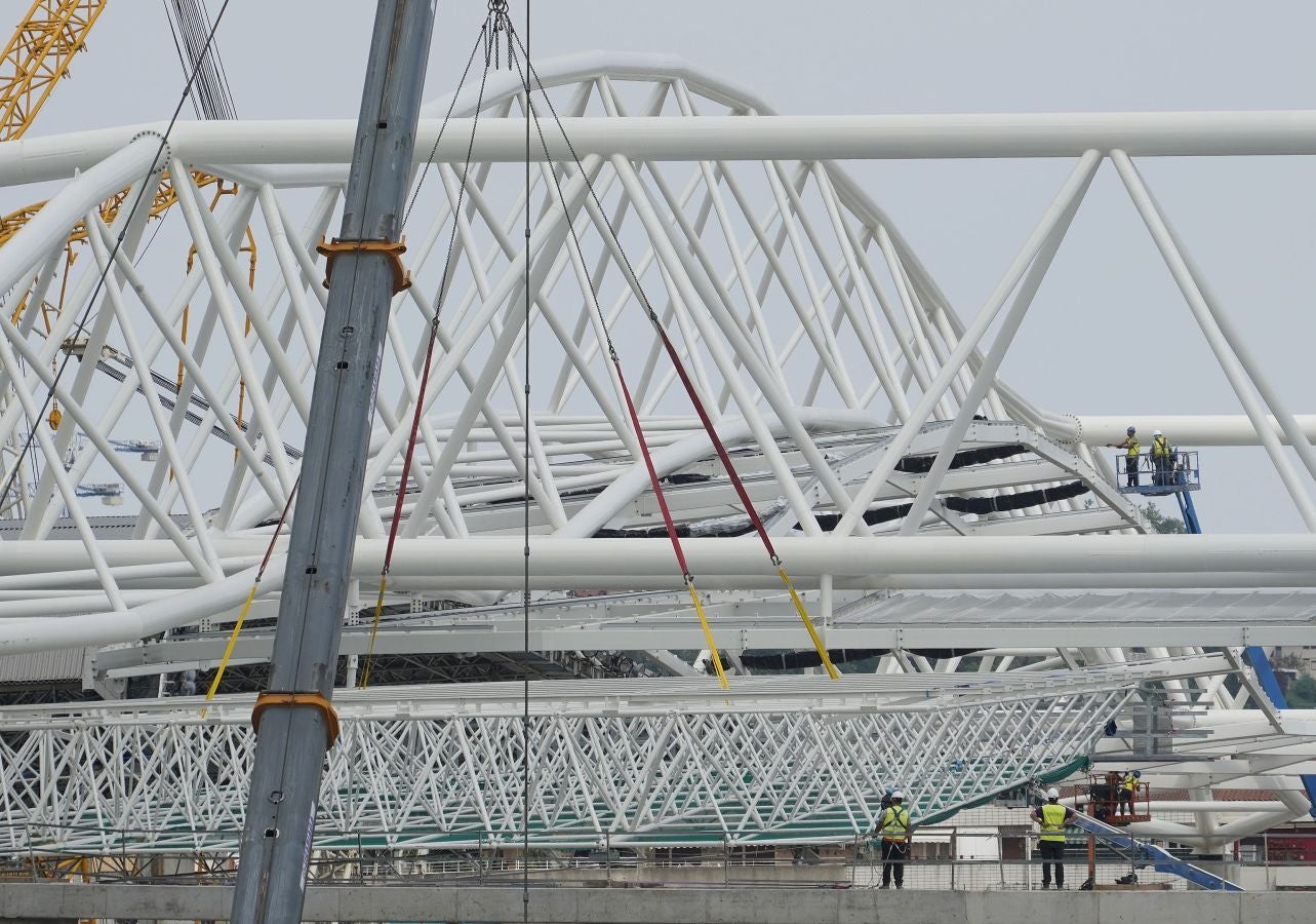 Anoeta sigue adelante con su transformación y este viernes se ha comenzado con la construción de la estructura que soportará la cubierta de la Tribuna Sur 